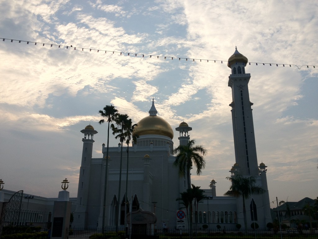 Sultan-Omar-Ali-Saifuddin-Mosque-back