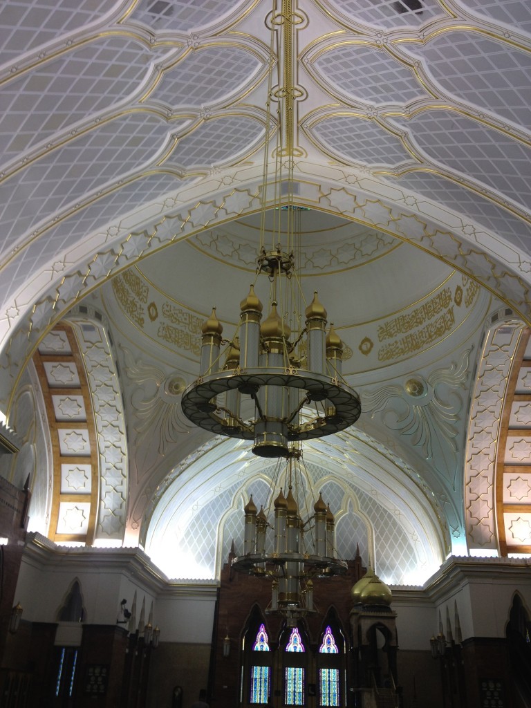 Sultan-Omar-Ali-Saifuddin-Mosque-ceiling
