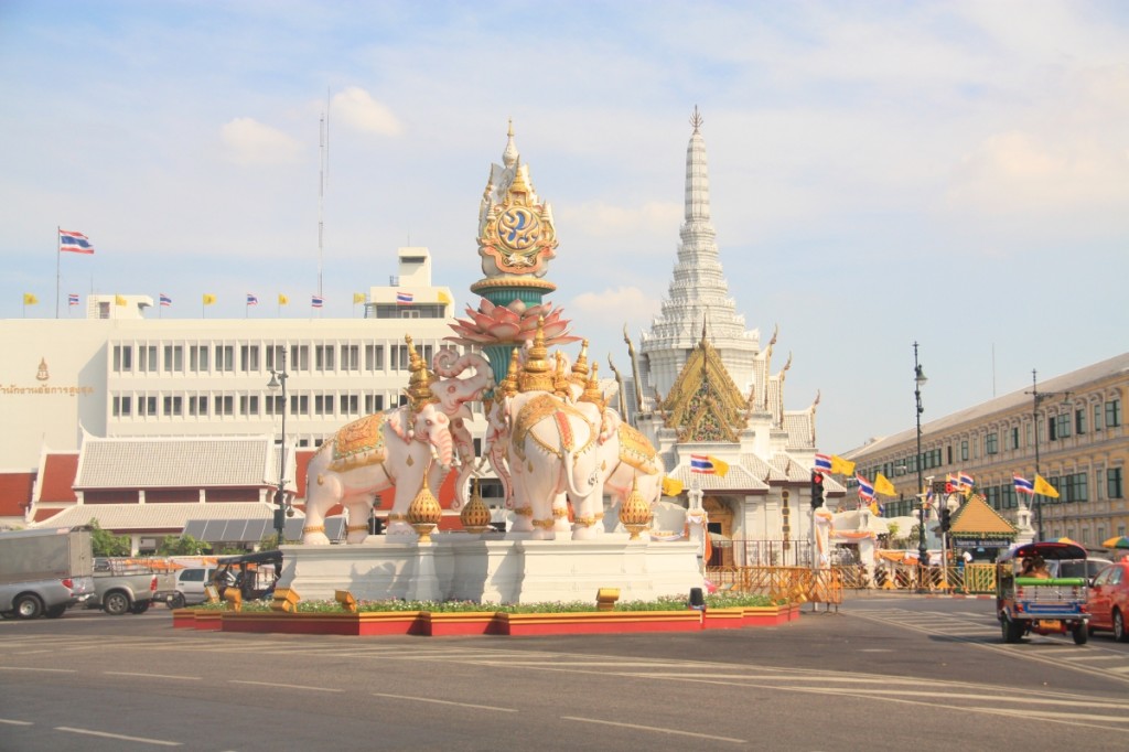 Roundabout in front of the <strong>City Pillar Shrine</strong>.