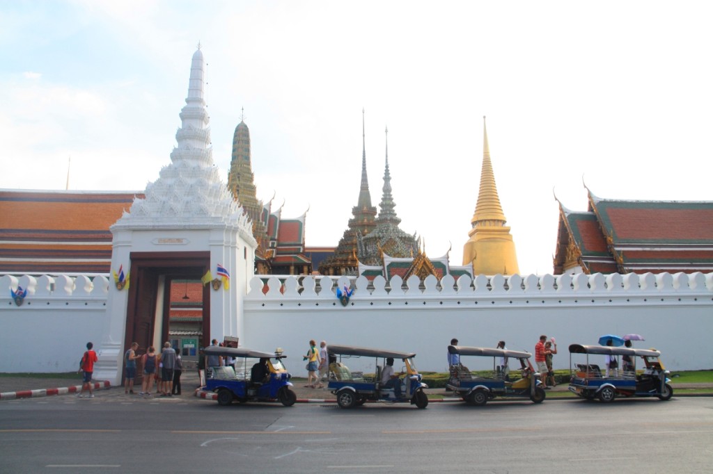 Wat Phra Kaew and tuk tuks on standby.